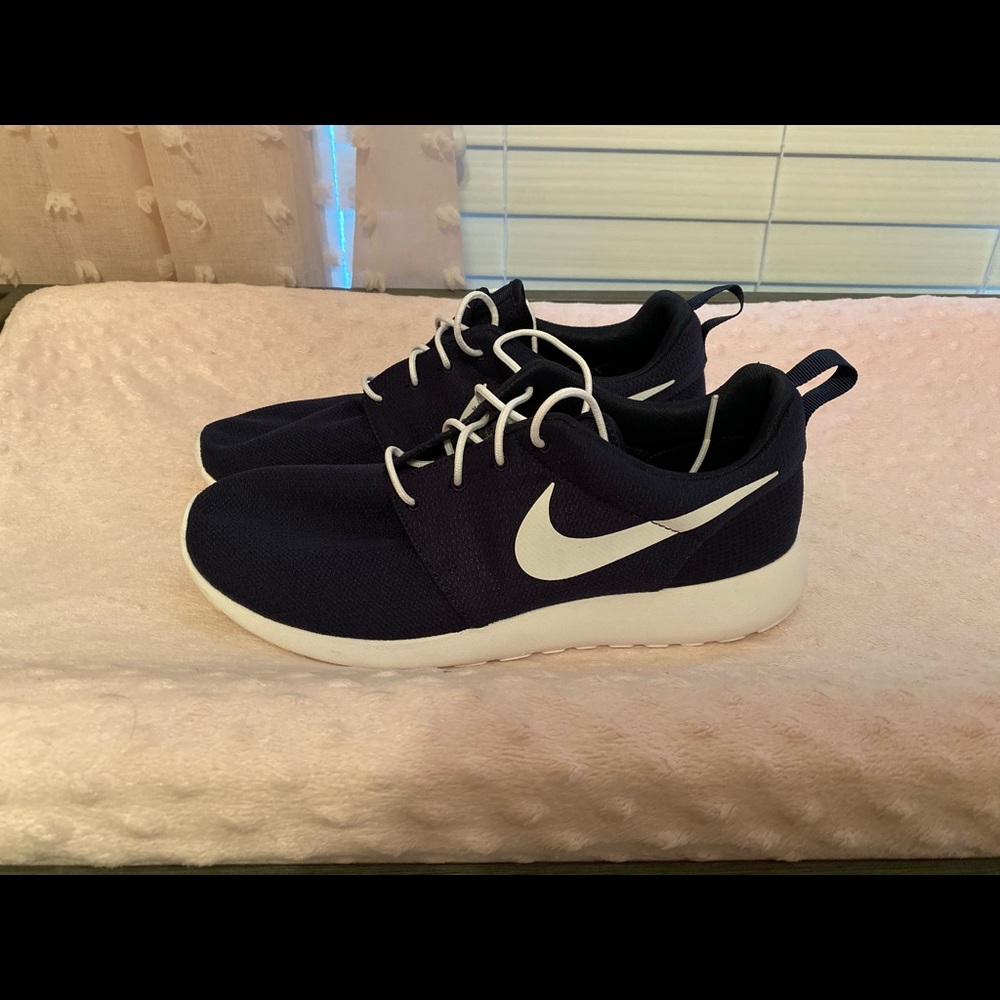 Navy blue men’s Nike Roshes size 10 SOLD